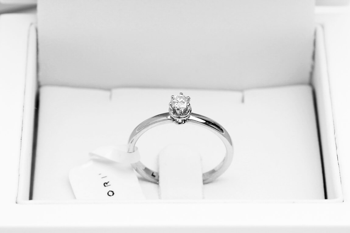 Piękny pierścionek zaręczynowy z diamentem 0.15ct - obrazek 3