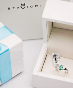 Alternative view of pierścionek z białego złota ze szmaragdem i brylantami