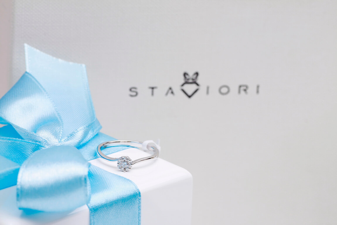 Exclusive | delikatny pierścionek brylantowy w białym złocie 750 - obrazek 2