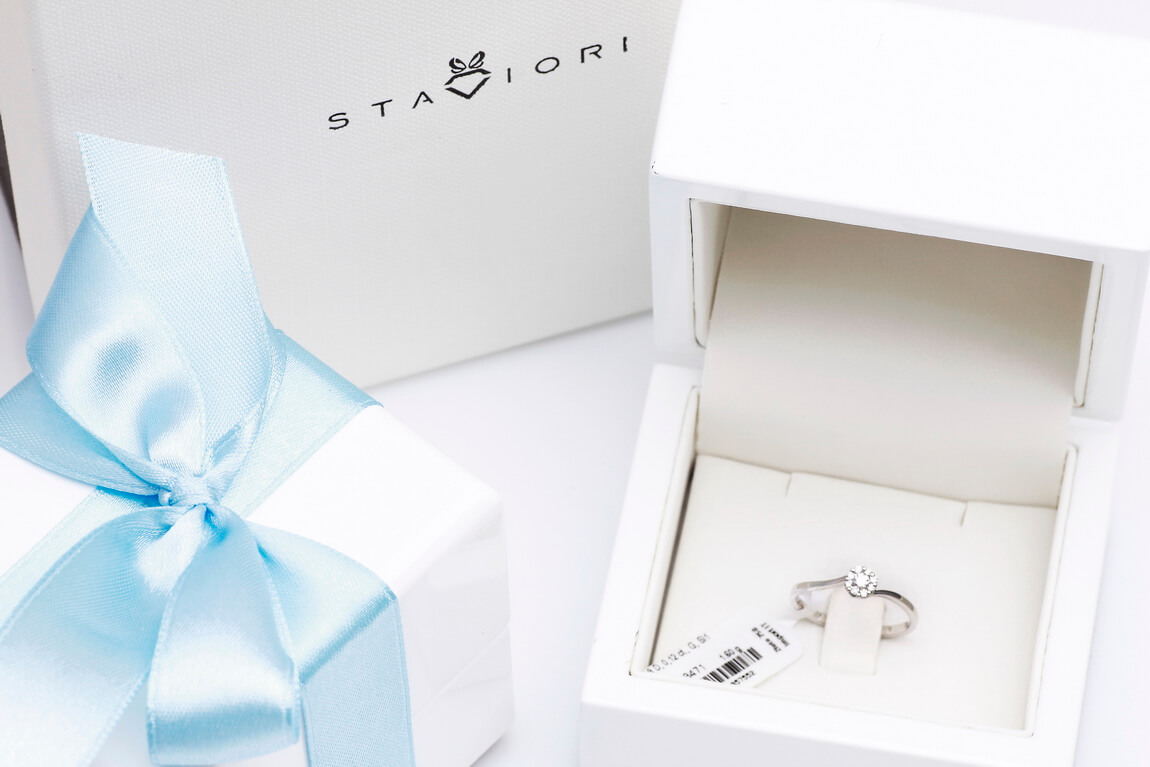 Exclusive | delikatny pierścionek brylantowy w białym złocie 750 - obrazek 5