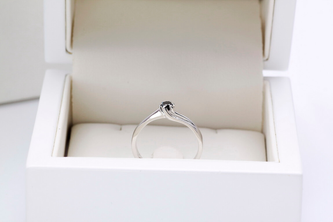 pierścionek w białym złocie z czarnym diamentem 0,10ct – Bild 3