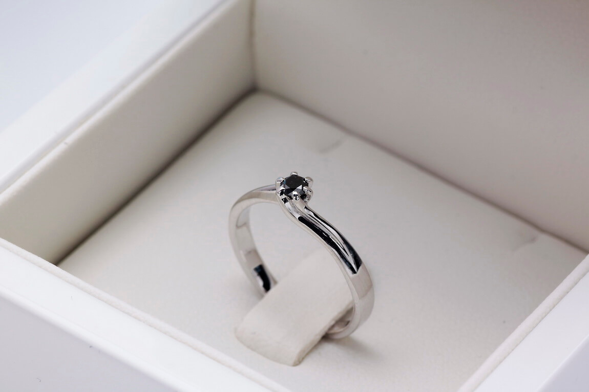 pierścionek w białym złocie z czarnym diamentem 0,10ct – Bild 7