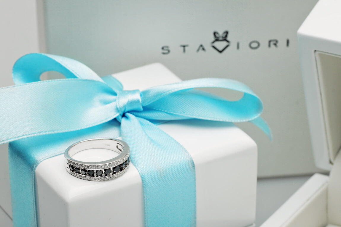 elegancki pierścionek z czarnymi i białymi diamentami - Obrázek 5