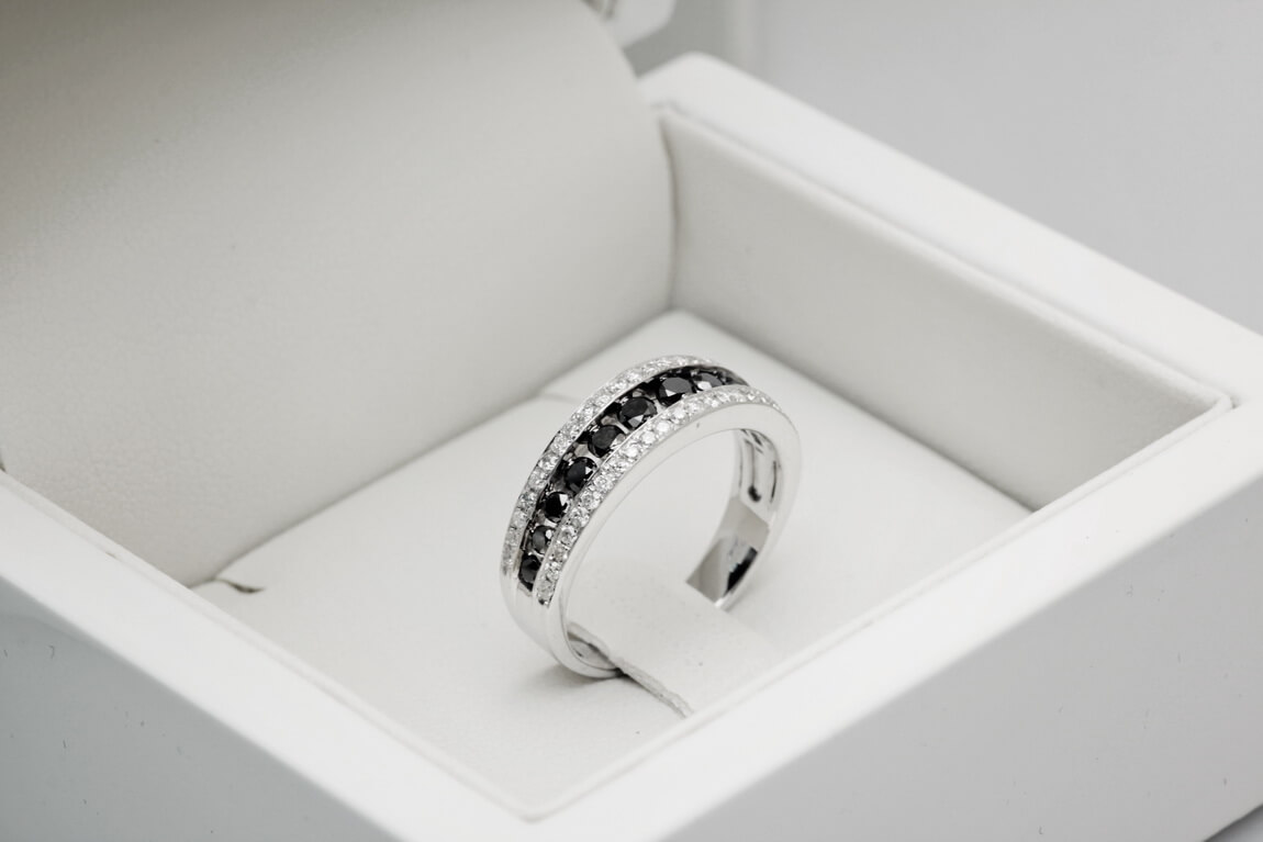 elegancki pierścionek z czarnymi i białymi diamentami - Obrázek 7