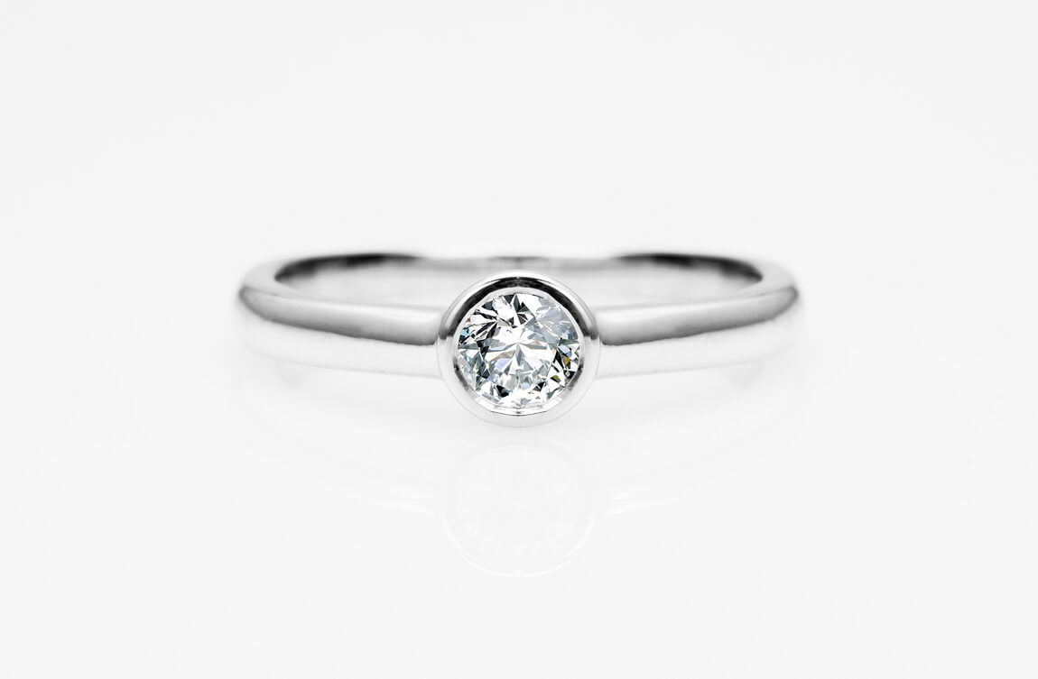 pierścionek z białego złota z brylantem 0,15ct w oprawie bezel – Bild 2