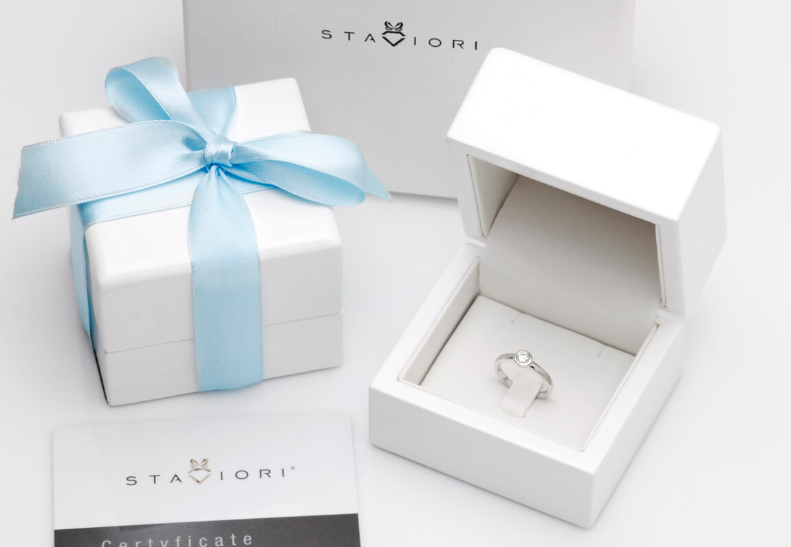 pierścionek z białego złota z brylantem 0,15ct w oprawie bezel – Bild 3