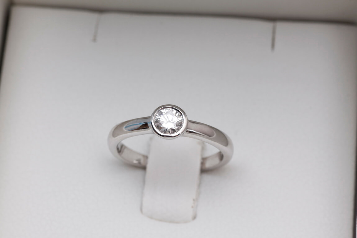 pierścionek z białego złota z brylantem 0,15ct w oprawie bezel – Bild 5