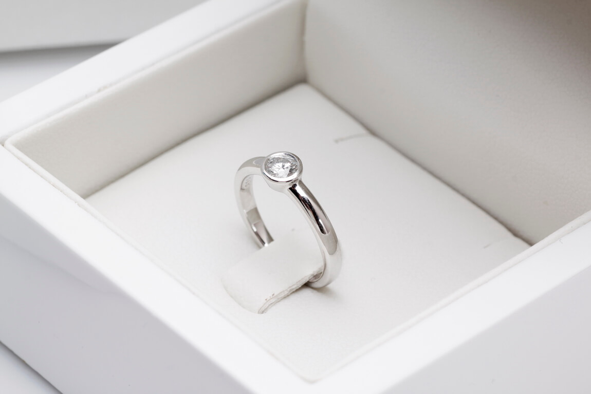 pierścionek z białego złota z brylantem 0,15ct w oprawie bezel – Bild 6