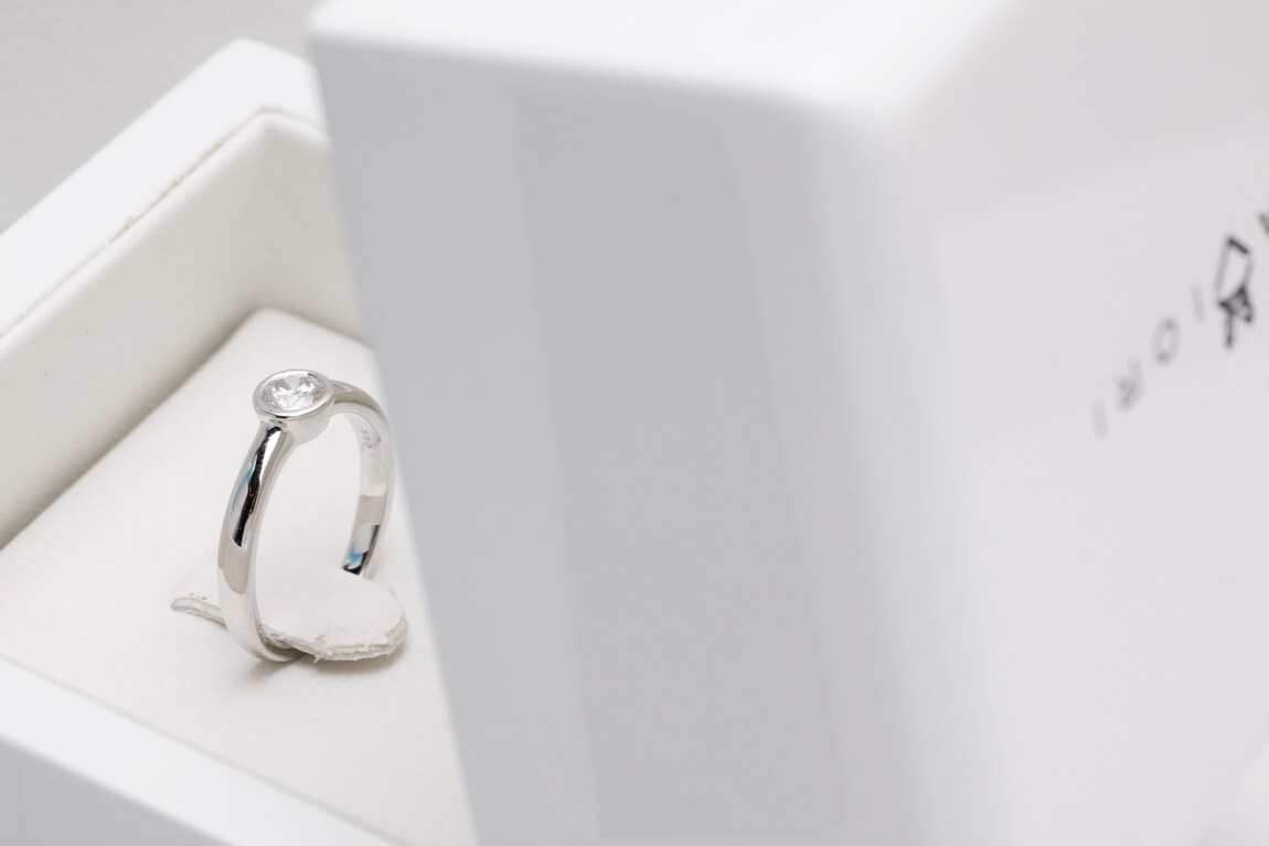 pierścionek z białego złota z brylantem 0,15ct w oprawie bezel – Bild 7