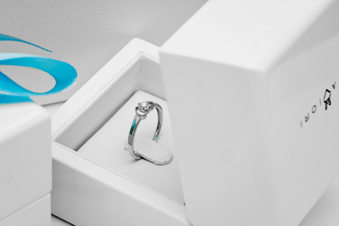 pierścionek z z białego lub żółtego złota - dwa serca z brylantem - Obrázek 5