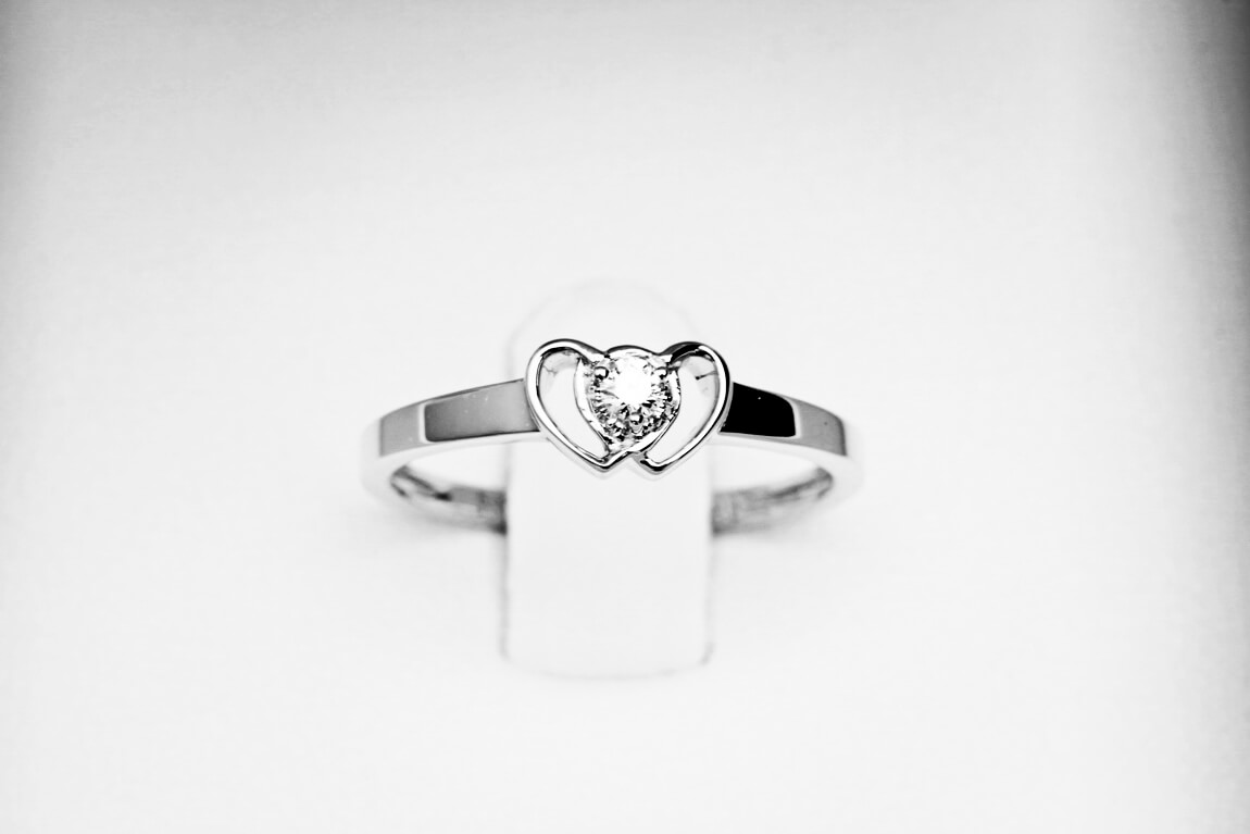 pierścionek z z białego lub żółtego złota - dwa serca z brylantem - Obrázek 6