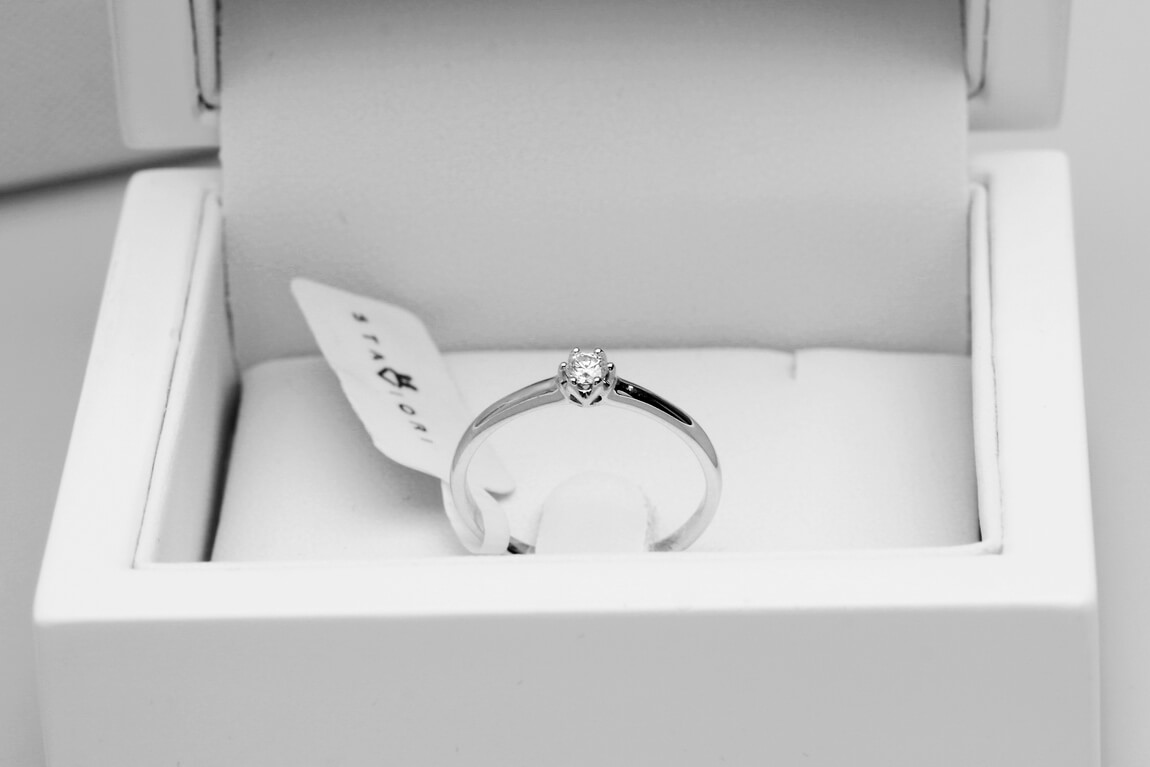 pierścionek zaręczynowy z białego złota z diamentem 0,10ct - obrazek 4