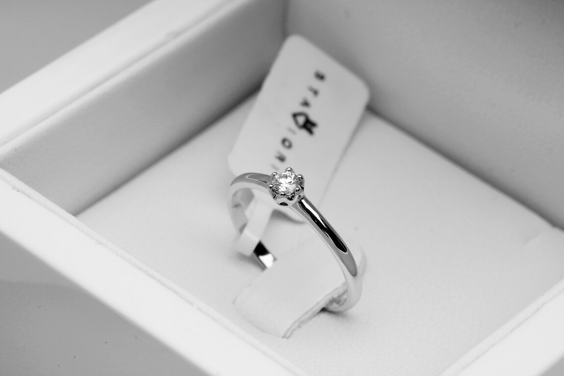 pierścionek zaręczynowy z białego złota z diamentem 0,10ct - obrazek 5