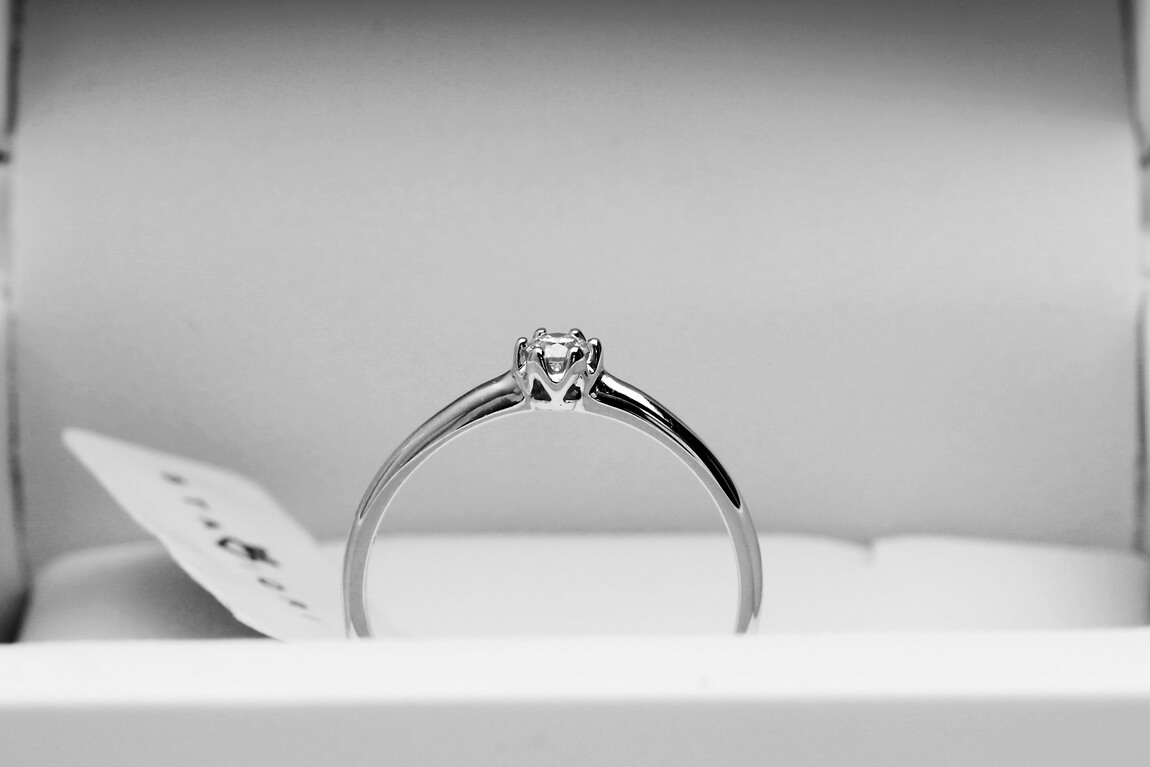 pierścionek zaręczynowy z białego złota z diamentem 0,10ct - obrazek 8