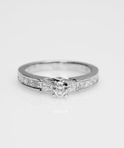 Alternative view of Exclusive | brylant centralny i diamenty princessa w pięknym pierścionku zaręczynowym