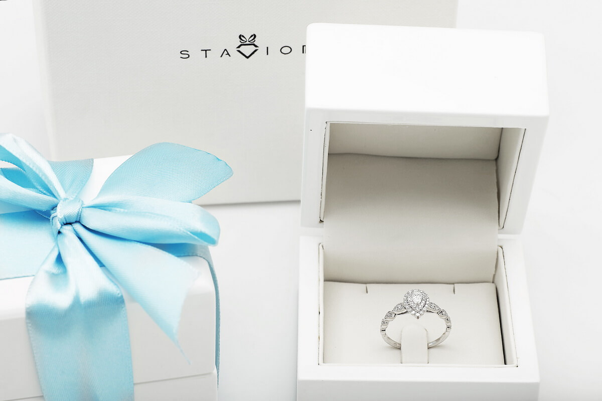 Exclusive | przepiękny brylantowy pierścionek zaręczynowy z centralnym diamentem typu "pear" – Bild 3