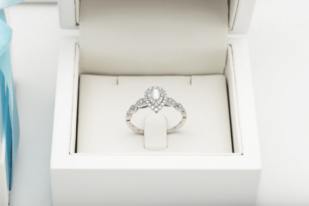 Exclusive | przepiękny brylantowy pierścionek zaręczynowy z centralnym diamentem typu "pear" – Bild 4