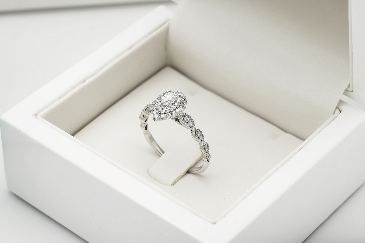 Exclusive | przepiękny brylantowy pierścionek zaręczynowy z centralnym diamentem typu "pear" – Bild 7