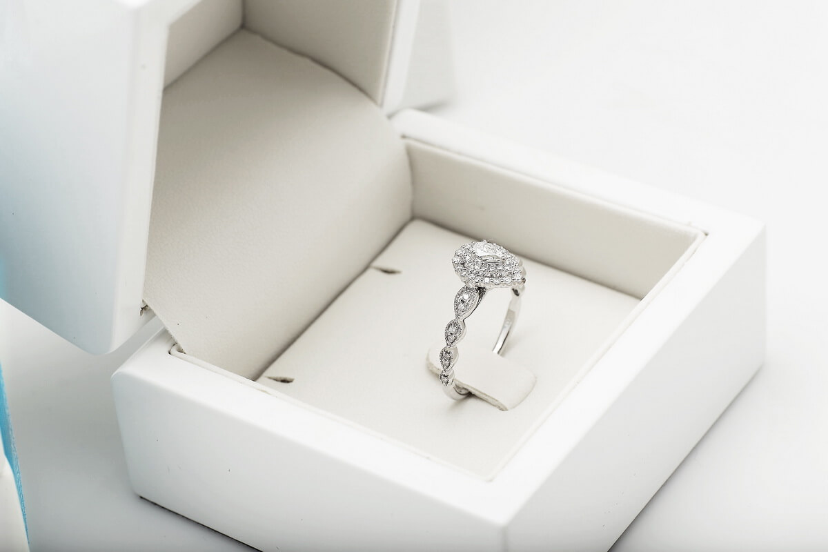 Exclusive | przepiękny brylantowy pierścionek zaręczynowy z centralnym diamentem typu "pear" – Bild 9