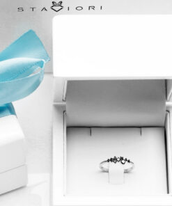 Alternatywny widok Cudowny delikatny pierścionek z czarnymi diamentami w białym złocie