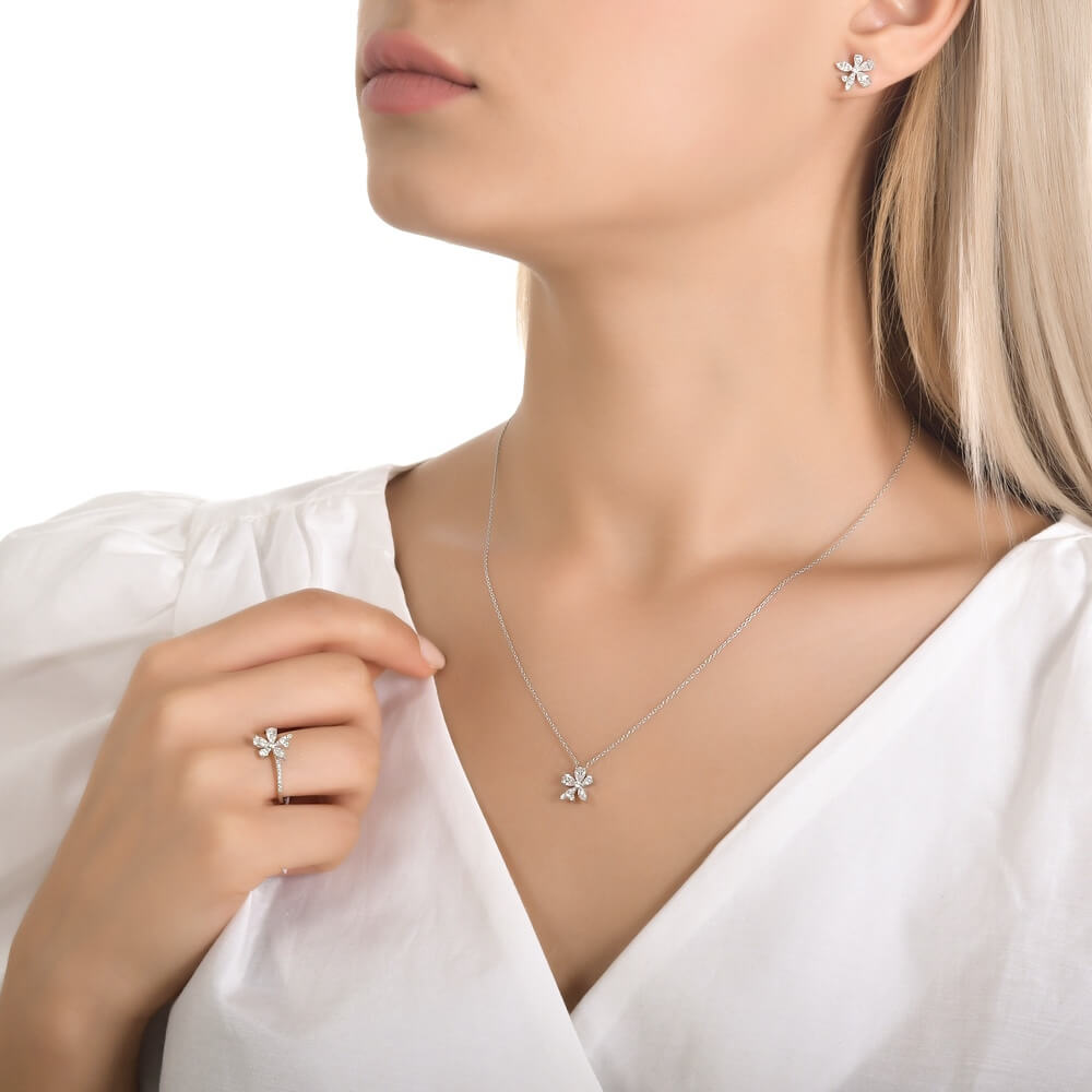 Naszyjnik z białego 18-karatowego złota z brylantami - obrazek 4