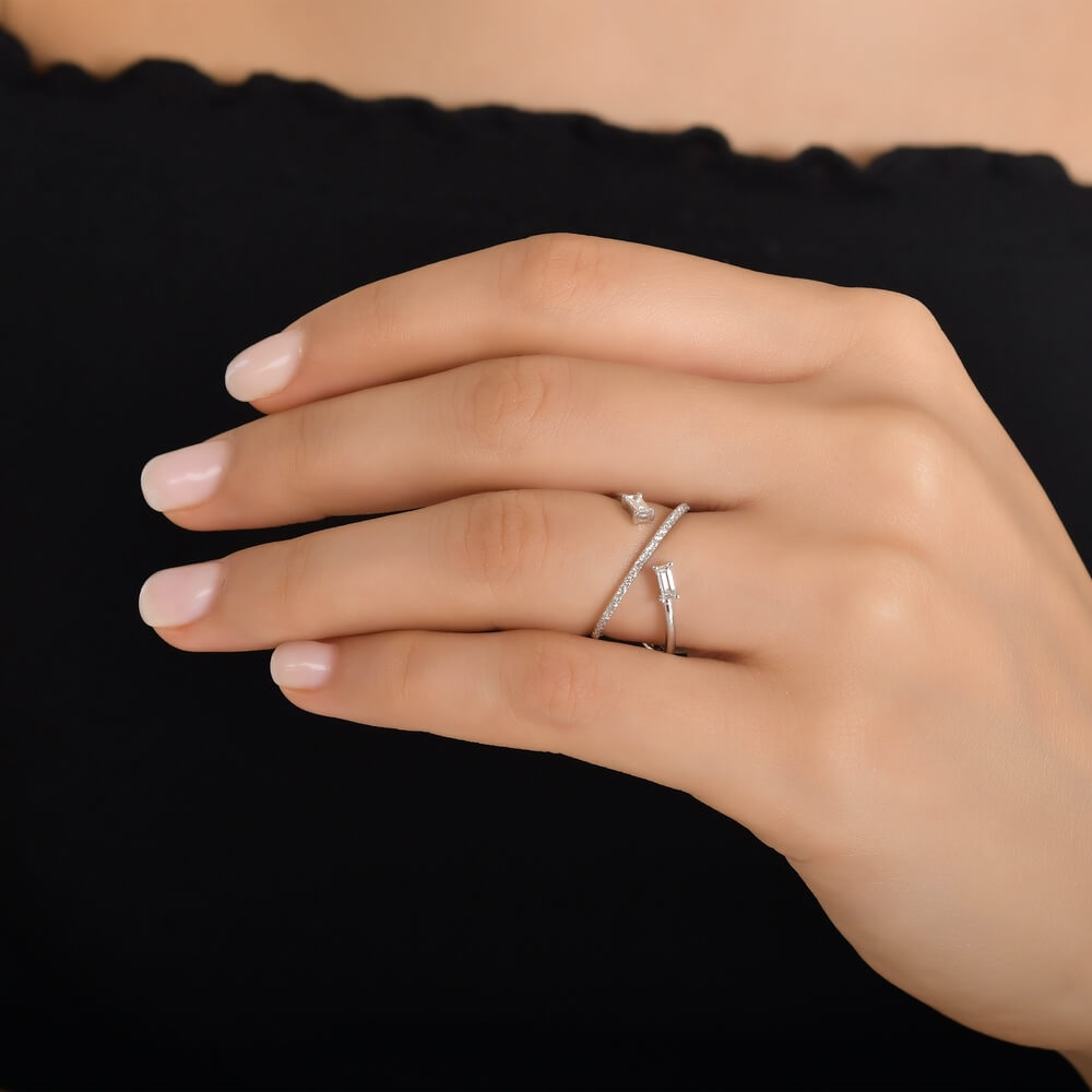 Exclusive | niezwykły pierścionek z diamentami bagietowymi i brylantami w 18K złocie - obrazek 3