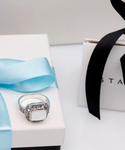 Alternativní pohled na srebrny elegancki pierścionek z masą perłową i markazytami