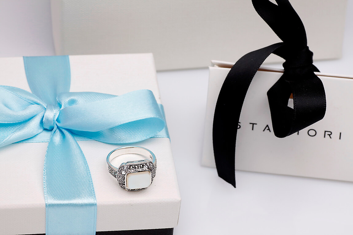 srebrny elegancki pierścionek z masą perłową i markazytami - Obrázek 2