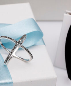 Alternatywny widok srebrny nowoczesny pierścionek X z markazytami