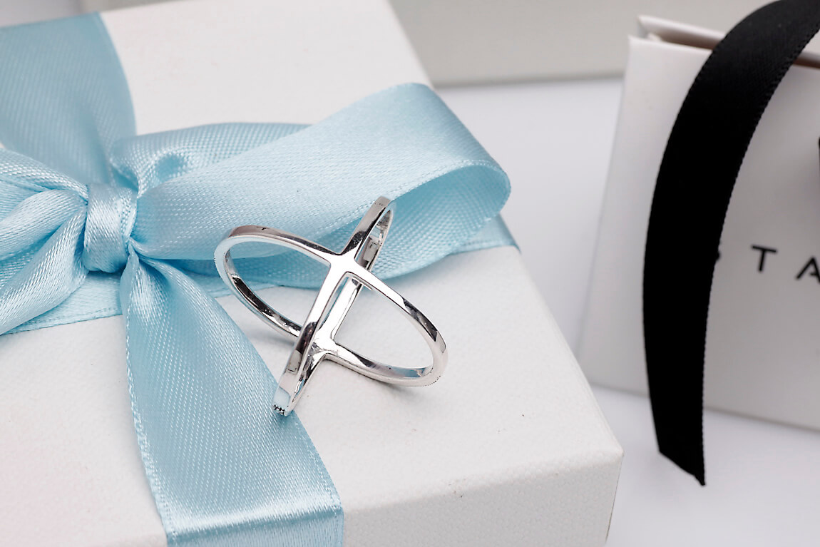 srebrny nowoczesny pierścionek X z markazytami - obrazek 4