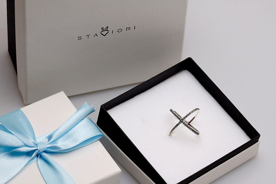 srebrny nowoczesny pierścionek X z markazytami - obrazek 6