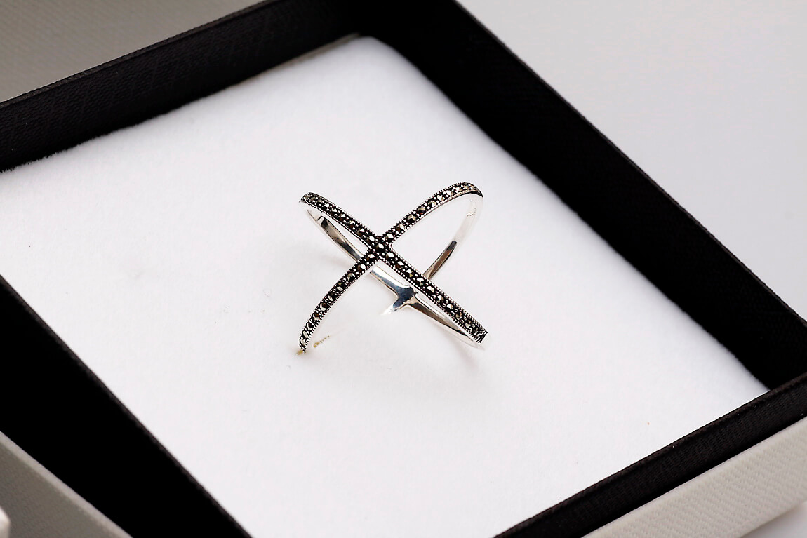 srebrny nowoczesny pierścionek X z markazytami - obrazek 7