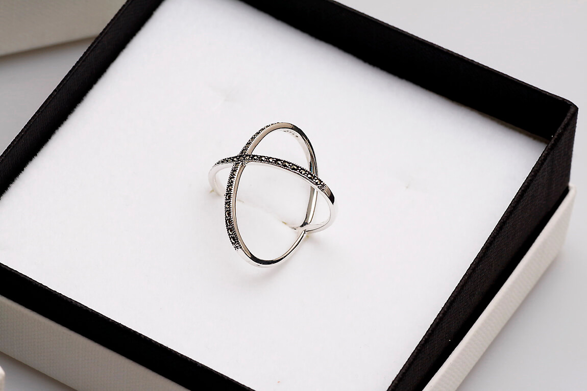 srebrny nowoczesny pierścionek X z markazytami - obrazek 8