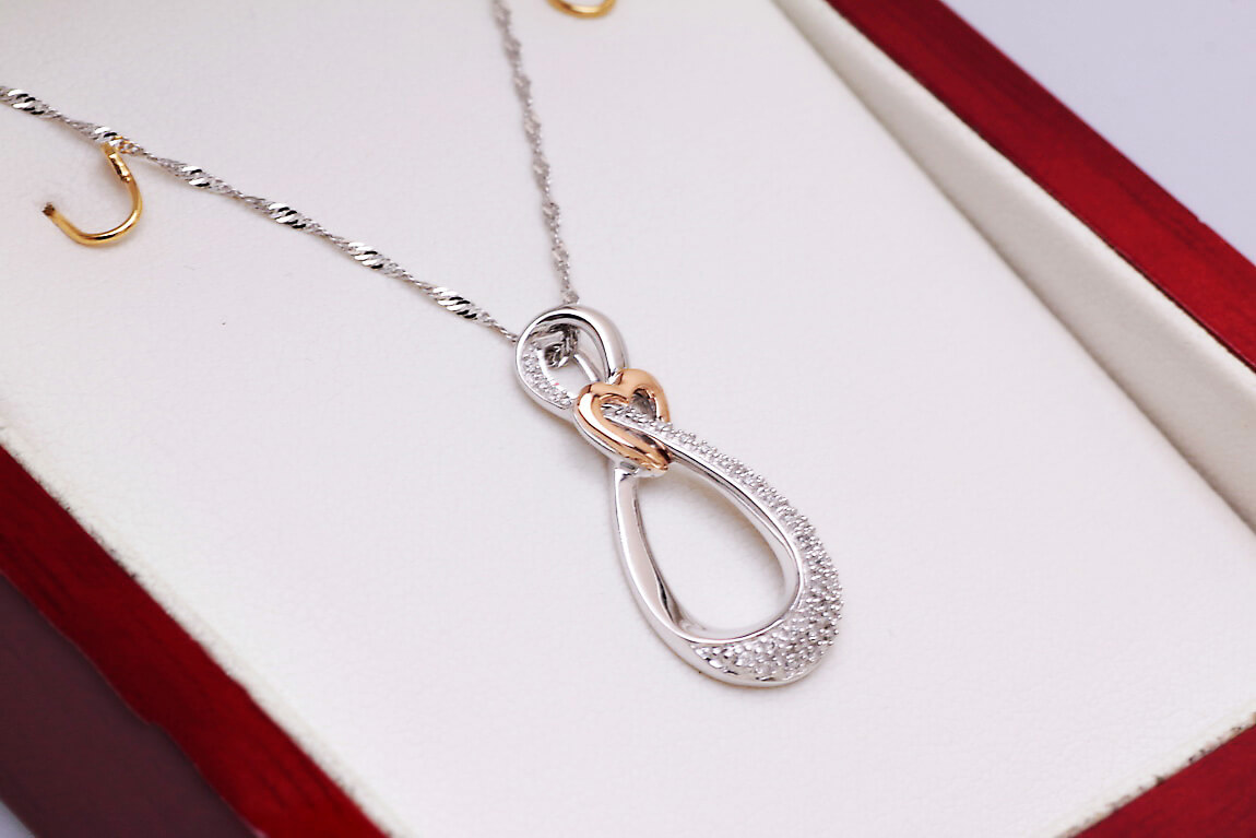 złoty wisiorek z brylantami w kształcie serca i nieskończoności - obrazek 3