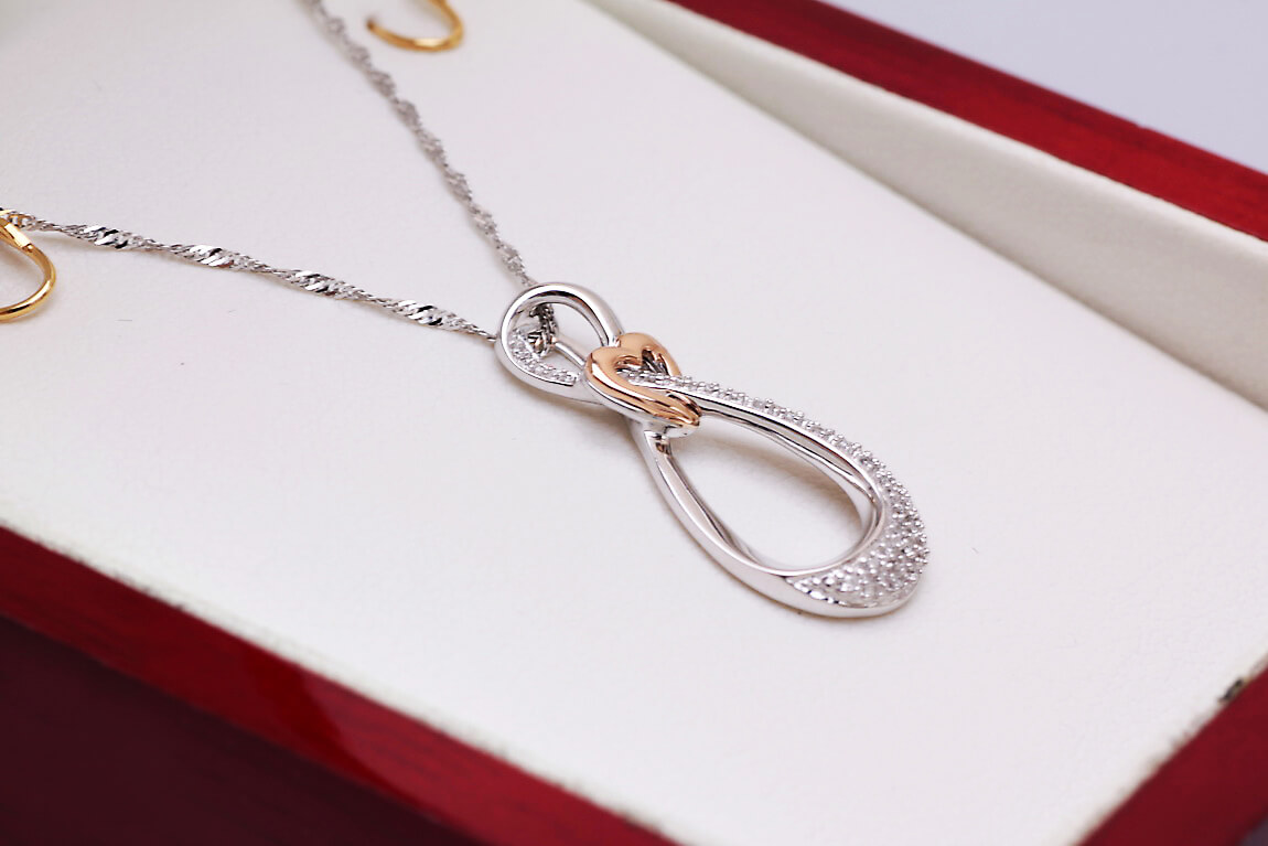 złoty wisiorek z brylantami w kształcie serca i nieskończoności - obrazek 4