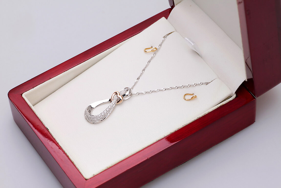 złoty wisiorek z brylantami w kształcie serca i nieskończoności - obrazek 6