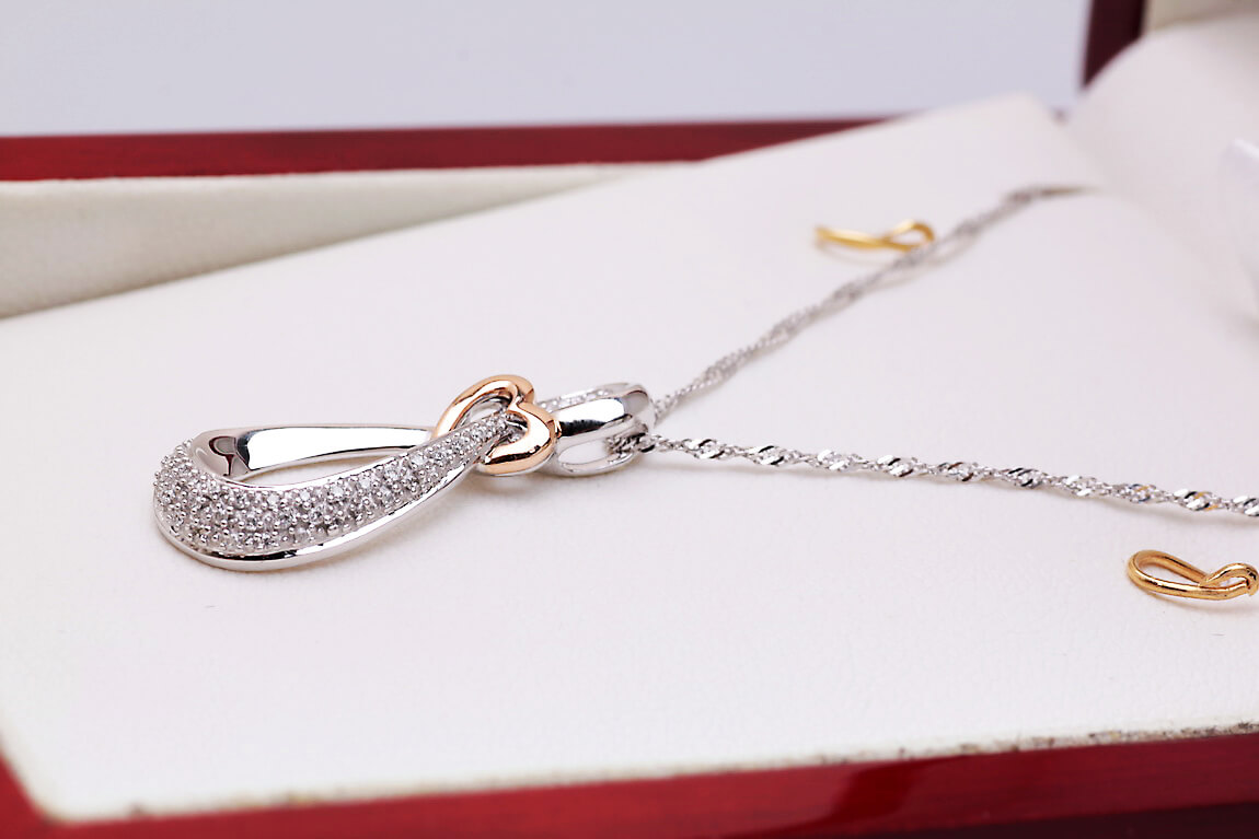 złoty wisiorek z brylantami w kształcie serca i nieskończoności - obrazek 7