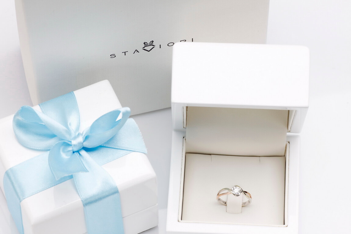 pierścionek zaręczynowy z białego i różowego złota z brylantem 0,25ct - obrazek 3