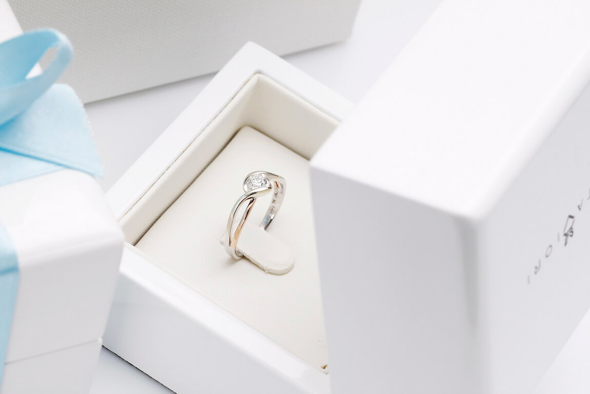 pierścionek zaręczynowy z białego i różowego złota z brylantem 0,25ct - obrazek 8