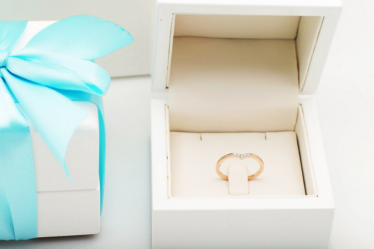 pierścionek z różowego złota z diamentami - Obrázek 2