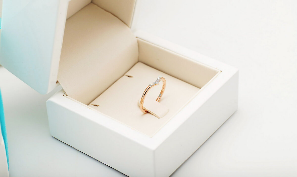 pierścionek z różowego złota z diamentami - Obrázek 4