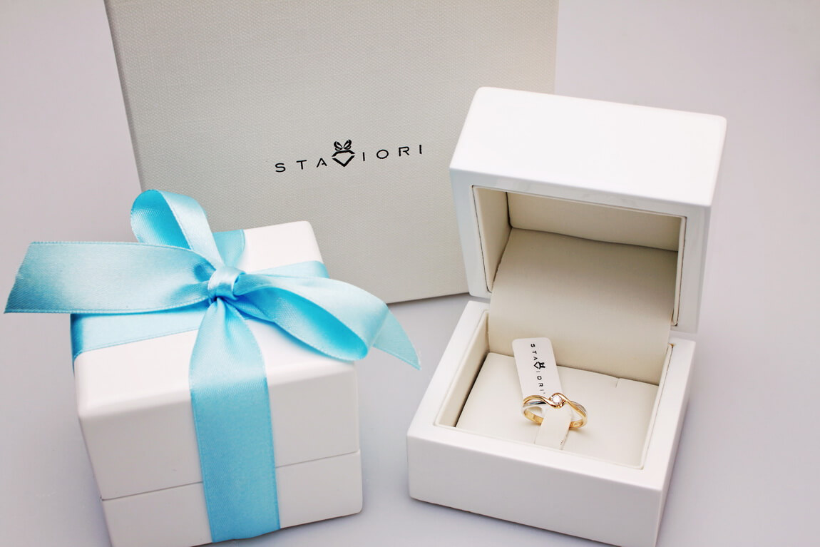 Piękny pierścionek zaręczynowy z brylantem 0,10ct z w dwóch kolorów złota - obrazek 2