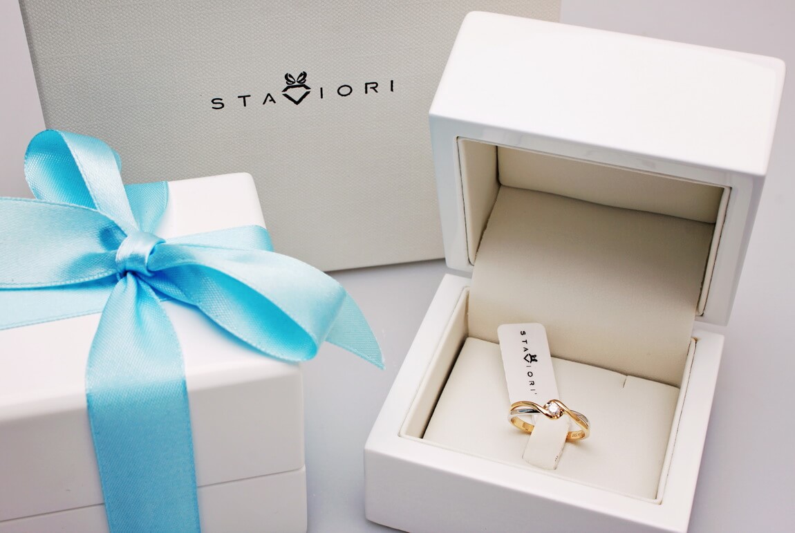 Piękny pierścionek zaręczynowy z brylantem 0,10ct z w dwóch kolorów złota - obrazek 3