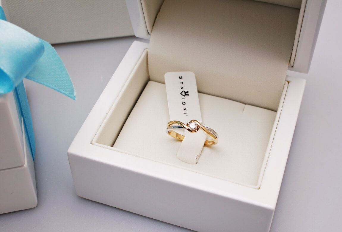 Piękny pierścionek zaręczynowy z brylantem 0,10ct z w dwóch kolorów złota - obrazek 5