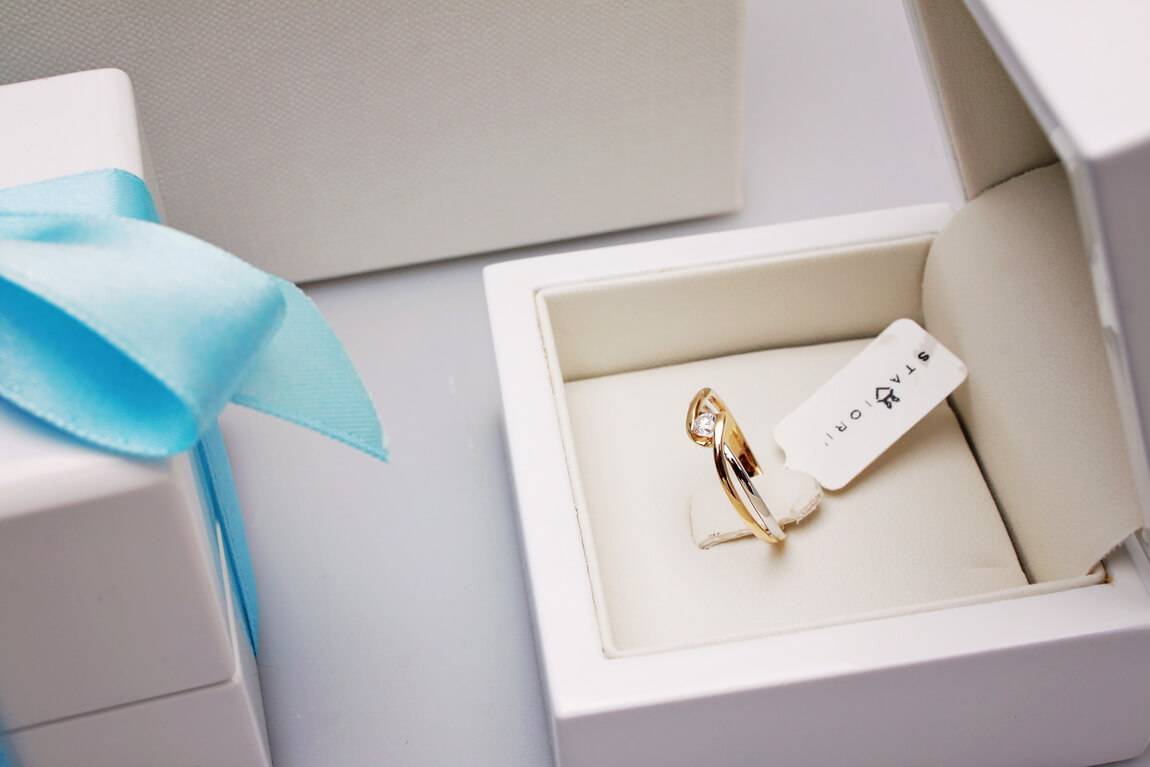 Piękny pierścionek zaręczynowy z brylantem 0,10ct z w dwóch kolorów złota - obrazek 6