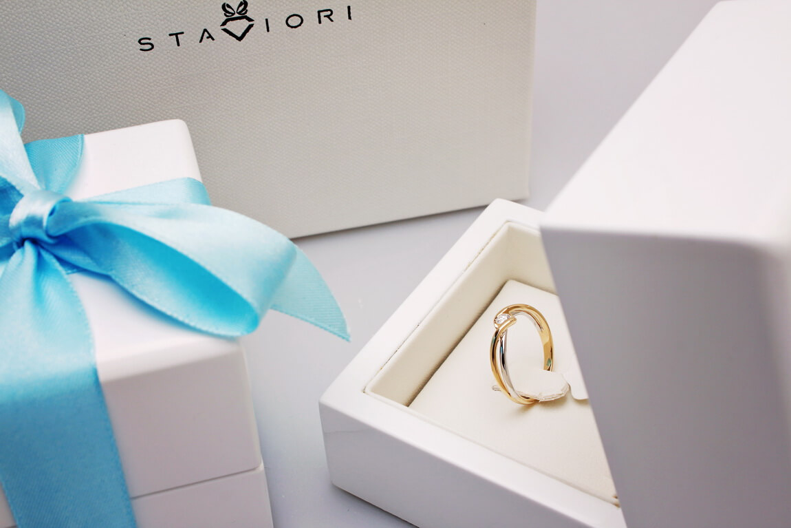 Piękny pierścionek zaręczynowy z brylantem 0,10ct z w dwóch kolorów złota - obrazek 7