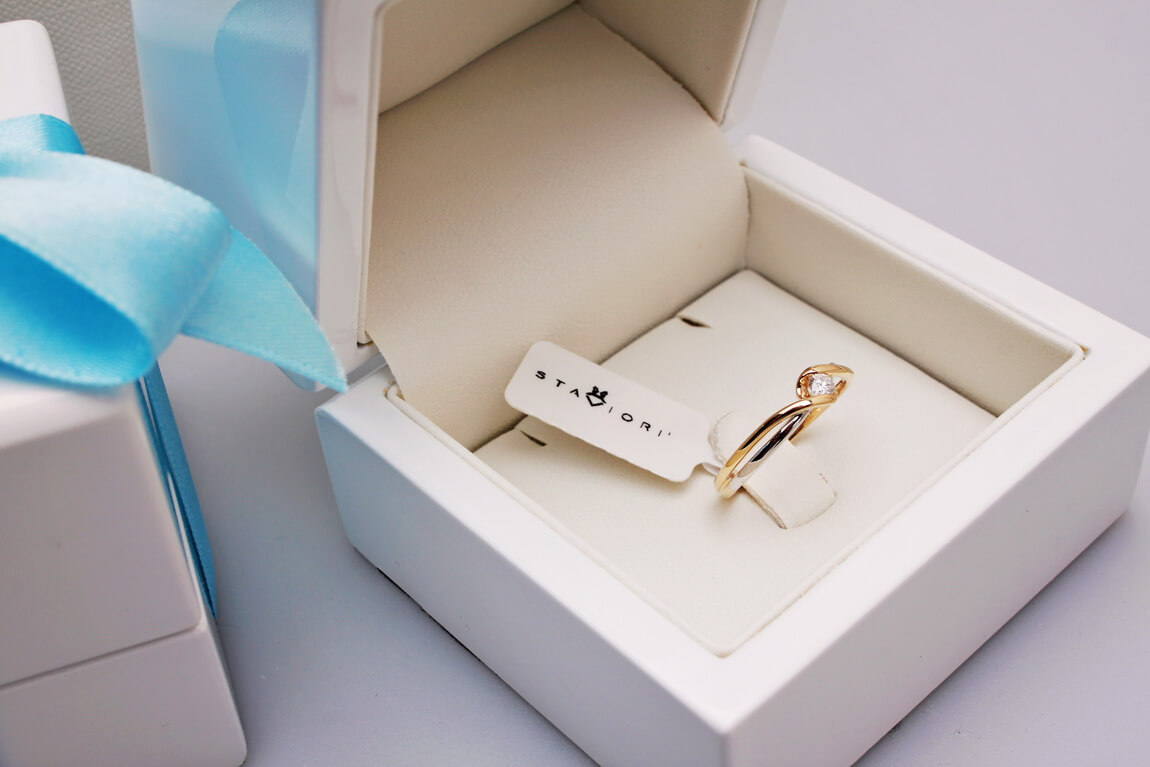 Piękny pierścionek zaręczynowy z brylantem 0,10ct z w dwóch kolorów złota - obrazek 8