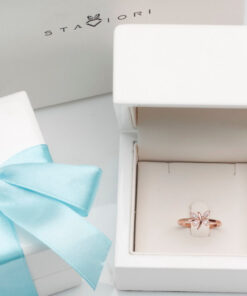 Alternativní pohled na pierścionek złoty z motylkiem i diamentem w różowym złocie