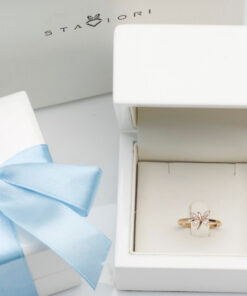 Alternative view of pierścionek złoty z motylkiem i diamentem w żółtym złocie