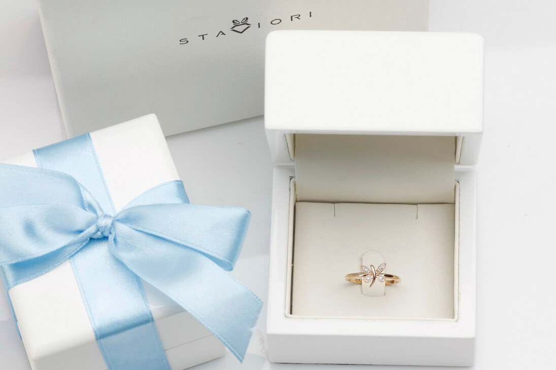 pierścionek złoty z motylkiem i diamentem w żółtym złocie – Bild 2